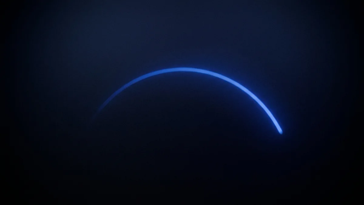 Arco de onda de sonido azul cobalto brillando en la oscuridad